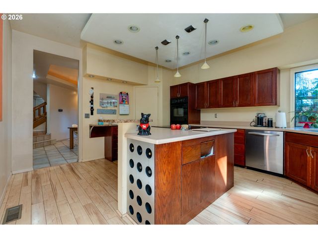 1355 Sw RUSS Ln, Mc Minnville, OR 97128