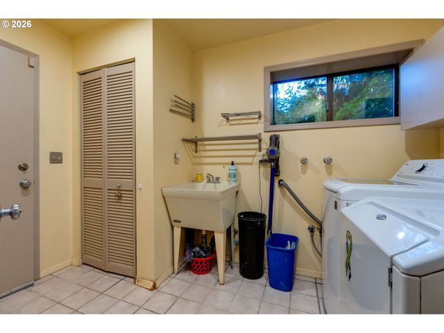 1355 Sw RUSS Ln, Mc Minnville, OR 97128