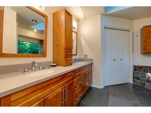 1355 Sw RUSS Ln, Mc Minnville, OR 97128