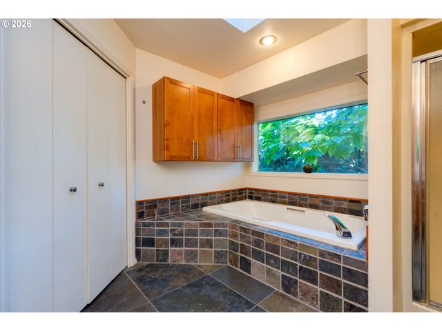 1355 Sw RUSS Ln, Mc Minnville, OR 97128