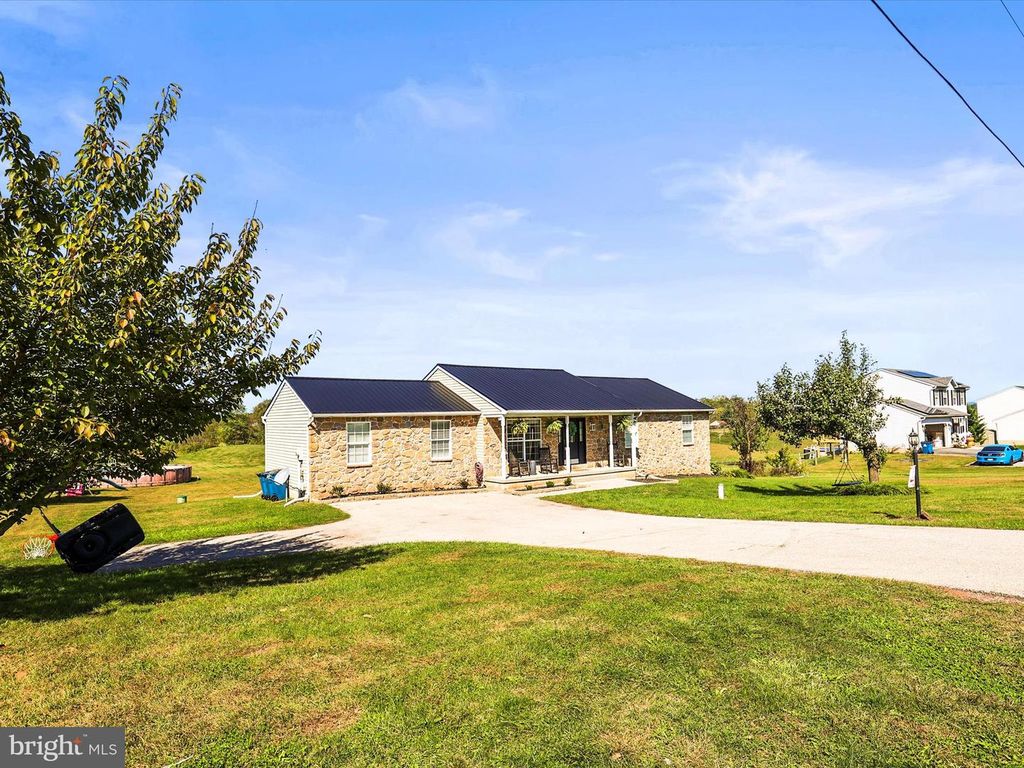 6813 MOUL RD, Thomasville, PA 17364