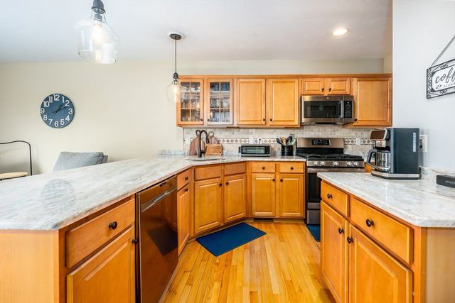 8 Hollyhock Knoll Ct 8, Bourne, MA 02532