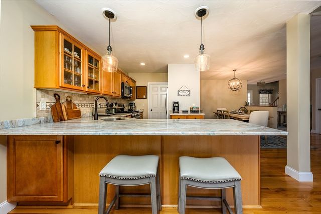 8 Hollyhock Knoll Ct 8, Bourne, MA 02532