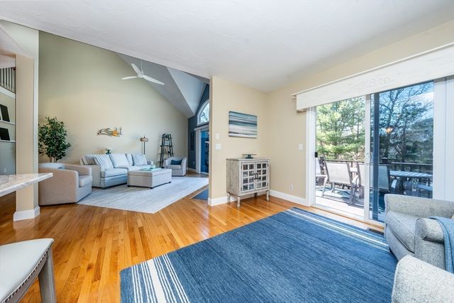 8 Hollyhock Knoll Ct 8, Bourne, MA 02532