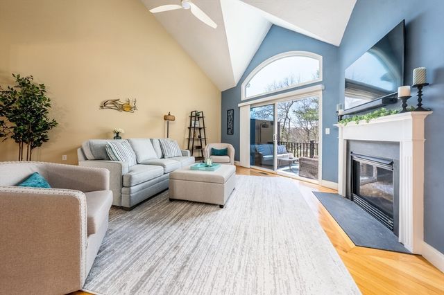 8 Hollyhock Knoll Ct 8, Bourne, MA 02532