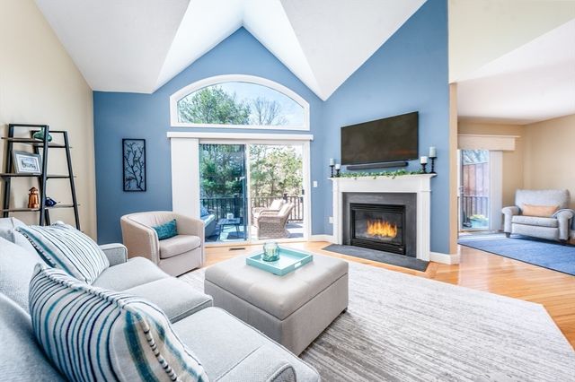 8 Hollyhock Knoll Ct 8, Bourne, MA 02532