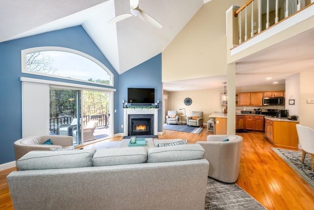 8 Hollyhock Knoll Ct 8, Bourne, MA 02532