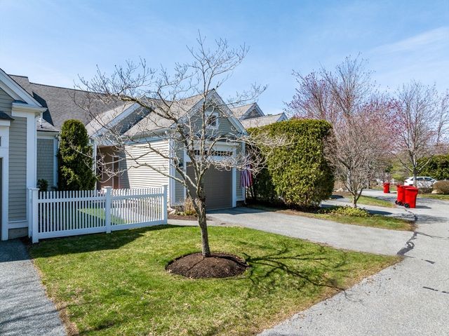 8 Hollyhock Knoll Ct 8, Bourne, MA 02532