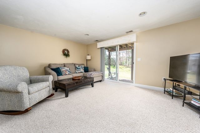 8 Hollyhock Knoll Ct 8, Bourne, MA 02532