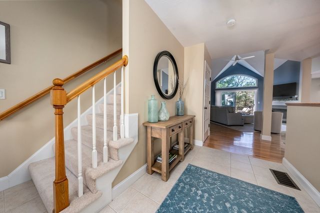 8 Hollyhock Knoll Ct 8, Bourne, MA 02532