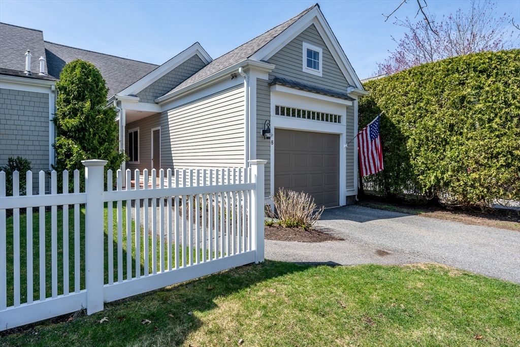 8 Hollyhock Knoll Ct 8, Bourne, MA 02532