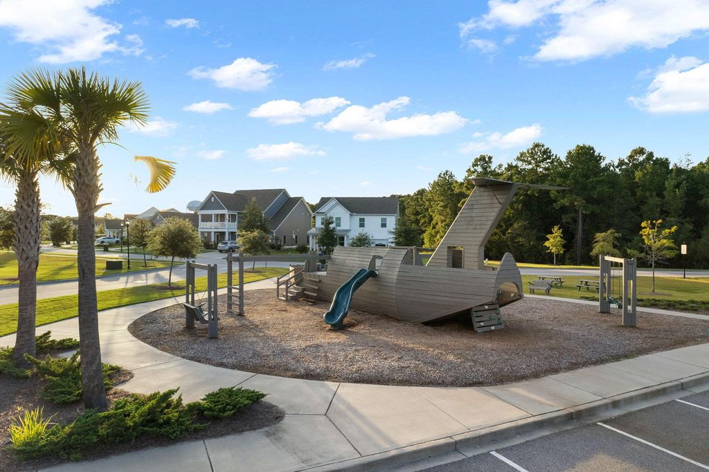 Image 12 of property listing at 210 W Respite Lane, Summerville, SC 29483