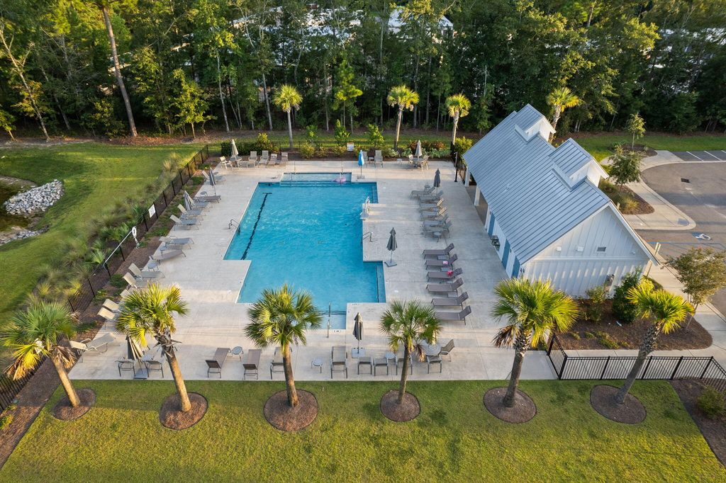 Image 15 of property listing at 210 W Respite Lane, Summerville, SC 29483
