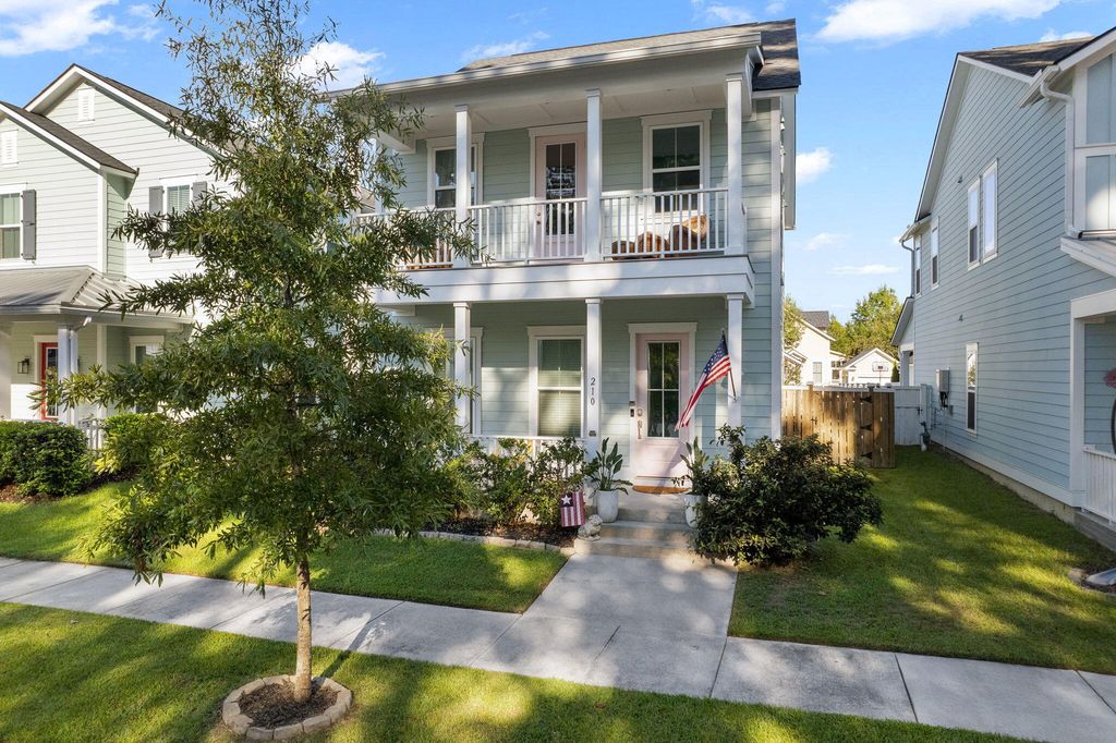 Image 2 of property listing at 210 W Respite Lane, Summerville, SC 29483