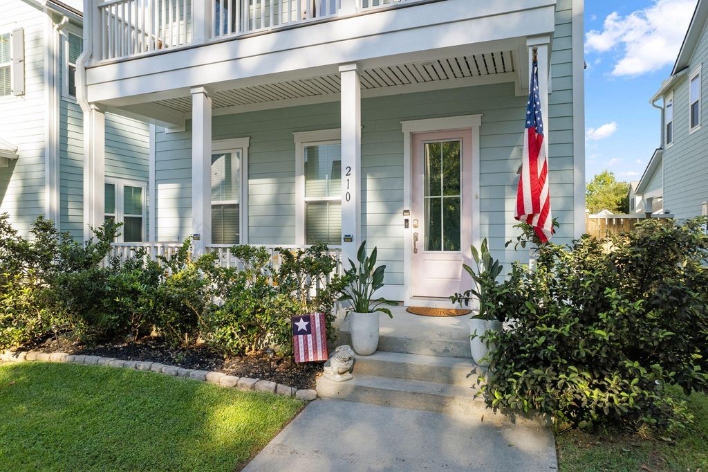 Image 4 of property listing at 210 W Respite Lane, Summerville, SC 29483