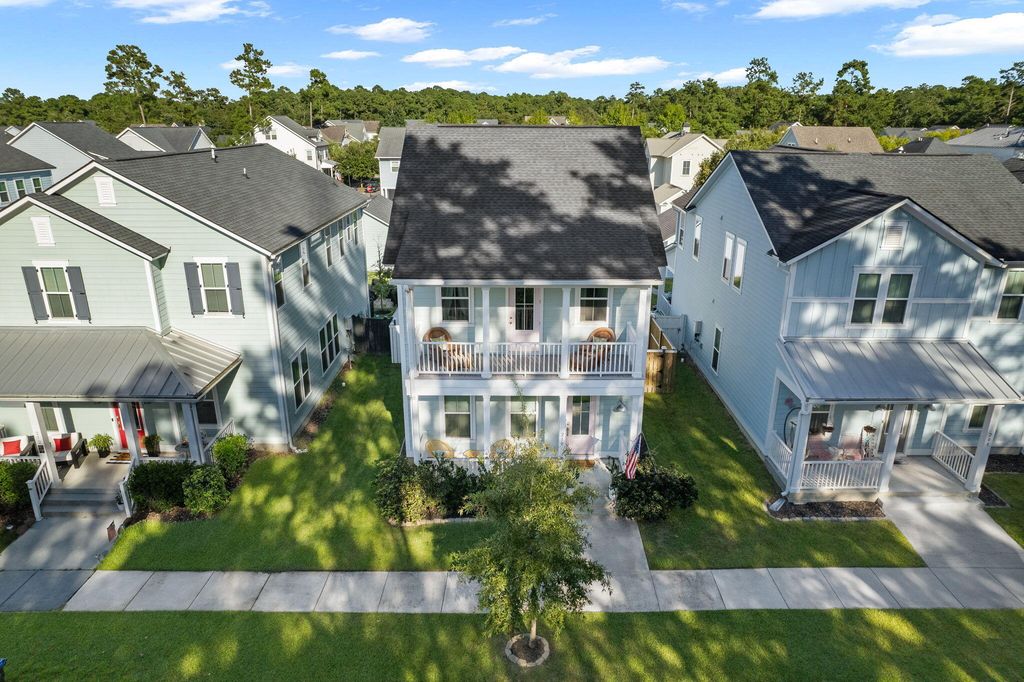 Image 7 of property listing at 210 W Respite Lane, Summerville, SC 29483