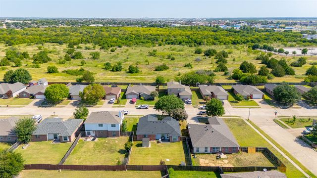 424 NE Murphy Road, Burleson, TX 76028