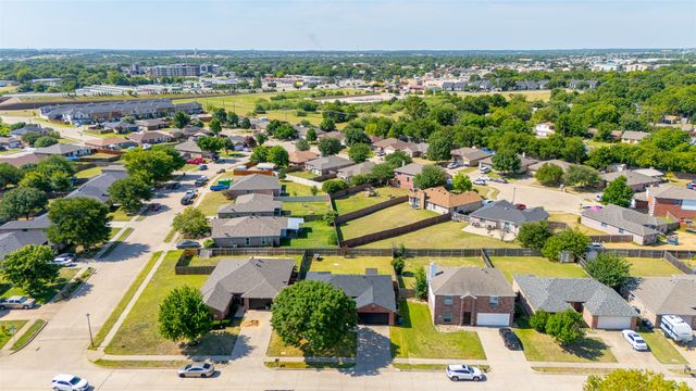424 NE Murphy Road, Burleson, TX 76028