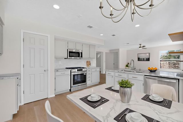 16 Cliffrose Trail, Los Lunas, NM 87031