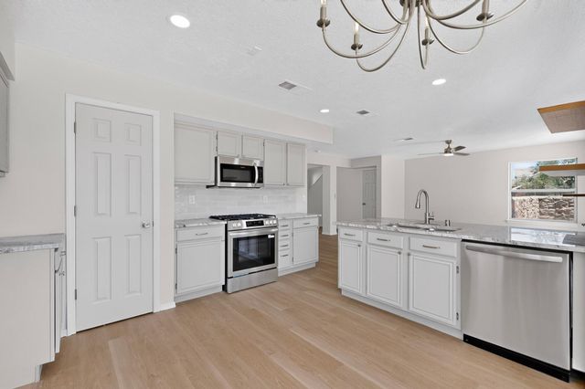 16 Cliffrose Trail, Los Lunas, NM 87031