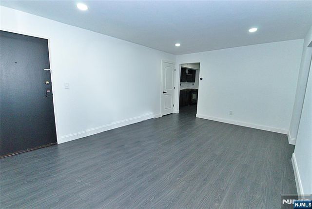 401 Undercliff Avenue, Edgewater, NJ 07020