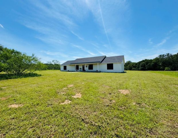 1300 Private Road 7037, Lexington, TX 78947