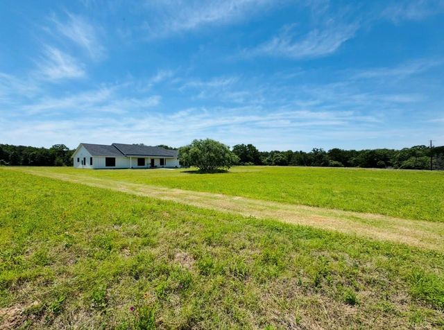 1300 Private Road 7037, Lexington, TX 78947