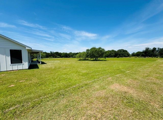 1300 Private Road 7037, Lexington, TX 78947