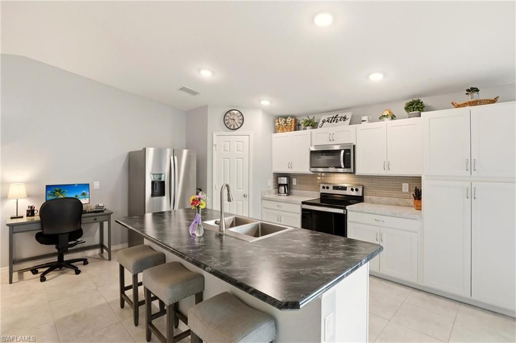 Image 7 of property listing at 214 NE 24th TER, Cape Coral, FL 33909