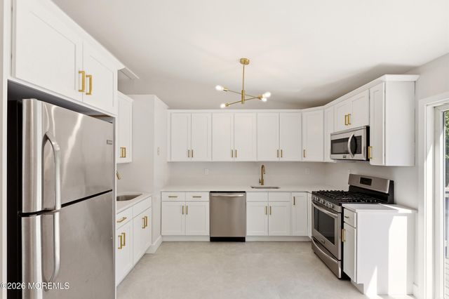 7 Cathedral Drive, Lakewood, NJ 08701
