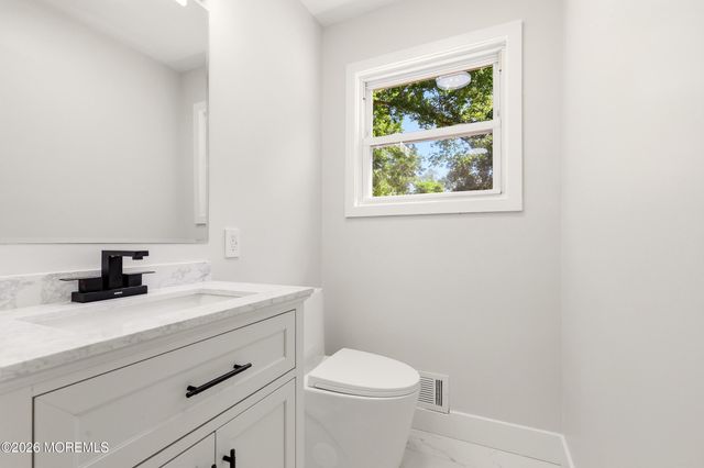 7 Cathedral Drive, Lakewood, NJ 08701