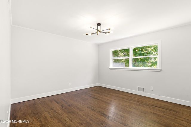 7 Cathedral Drive, Lakewood, NJ 08701
