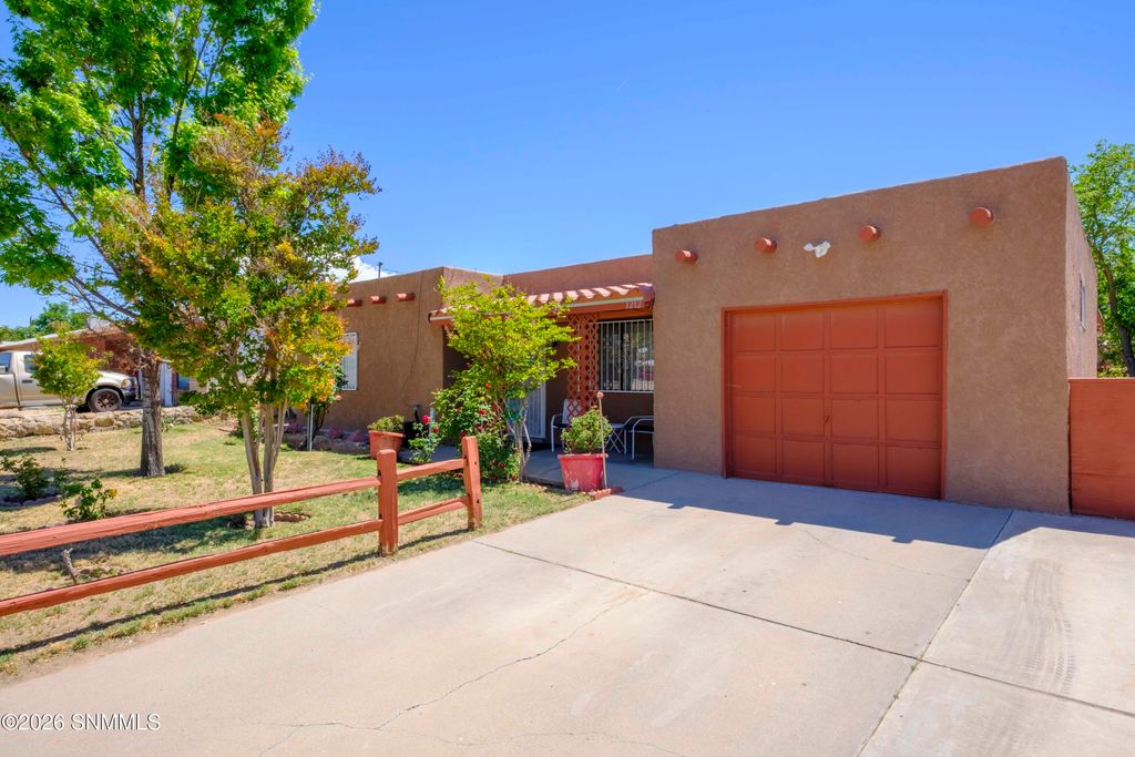 1212 Ash Avenue, Las Cruces, NM 88001