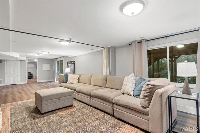 933 Baintree Lane, Ballwin, MO 63011