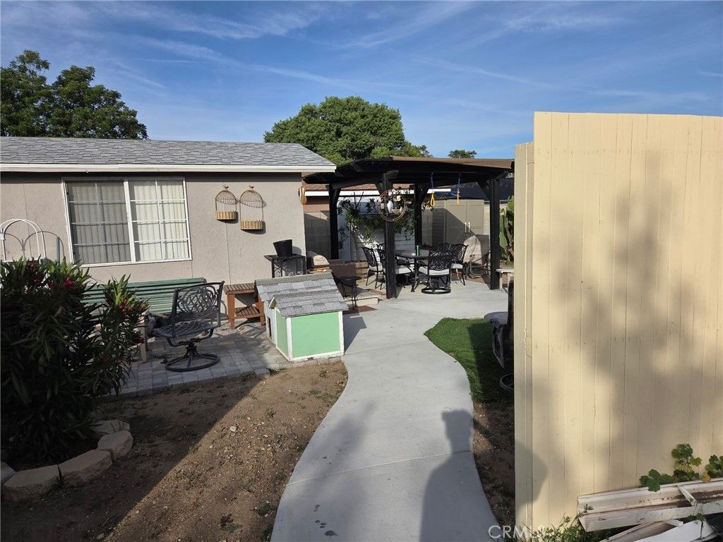 Image 4 of property listing at 25074 Walnut, Newhall, CA 91321