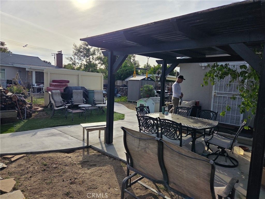 Image 6 of property listing at 25074 Walnut, Newhall, CA 91321