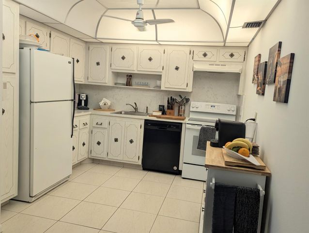 111 Greenbrier B, West Palm Beach, FL 33417