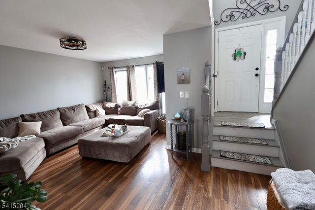 4 Sickle St, Dover Town, NJ 07801