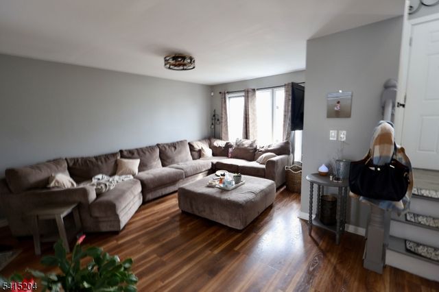 4 Sickle St, Dover Town, NJ 07801