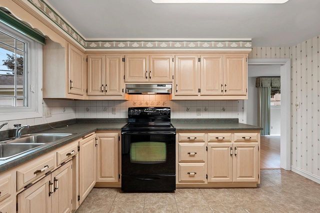 915 TOMMARK STREET, Green Bay, WI 54304