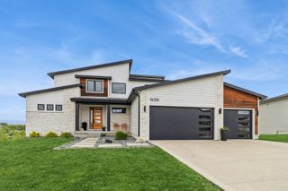 16216 Goldenrod Drive, Urbandale, IA 50323