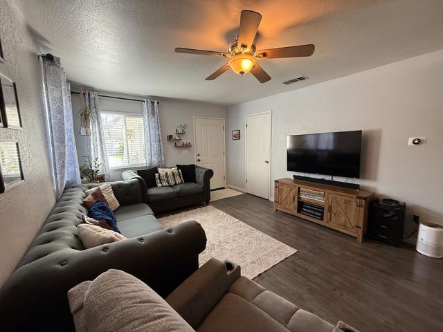 2021 W Acacia St, Stockton, CA 95203