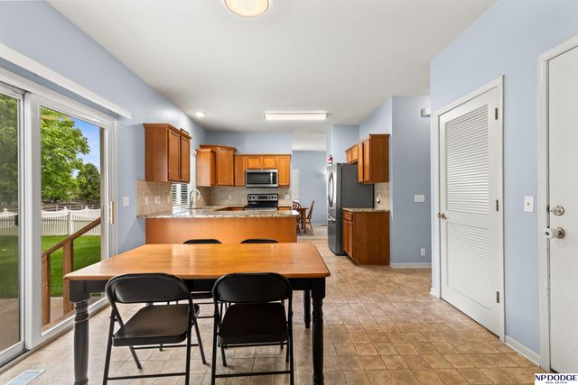 1906 Ridgeview Drive, Papillion, NE 68046
