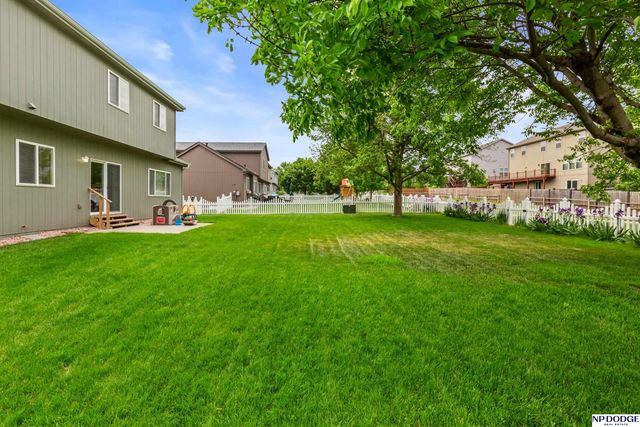 1906 Ridgeview Drive, Papillion, NE 68046