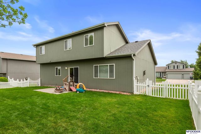 1906 Ridgeview Drive, Papillion, NE 68046
