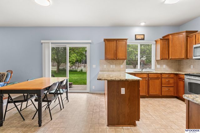 1906 Ridgeview Drive, Papillion, NE 68046