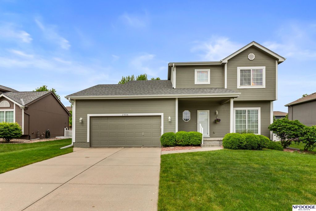 1906 Ridgeview Drive, Papillion, NE 68046