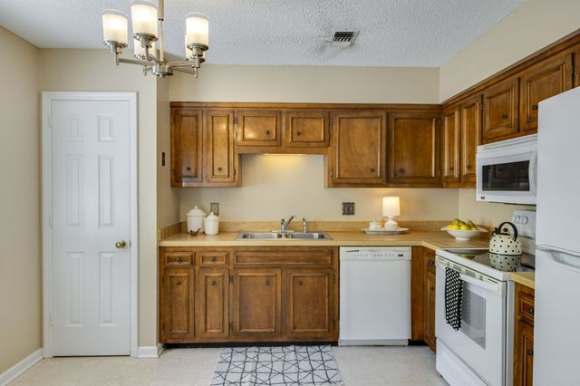 5768 Stone Brook Dr, Brentwood, TN 37027