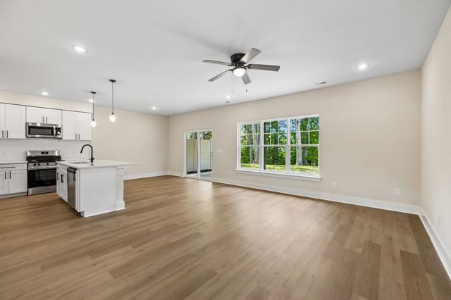 1068 Stagecoach Dr, White House, TN 37188