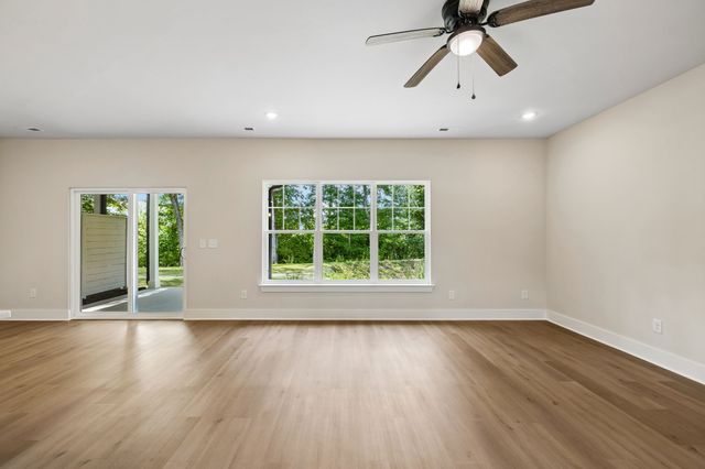1068 Stagecoach Dr, White House, TN 37188
